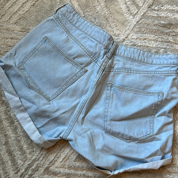 H&M light wash denim shorts size 4 beach casual carnival fair short shorts - Picture 3 of 3